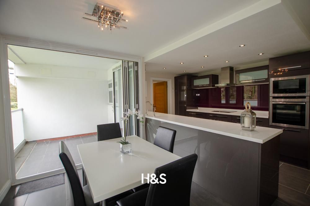 Property photo 3 of 11 Sapphire Court - Dining 2.Jpg