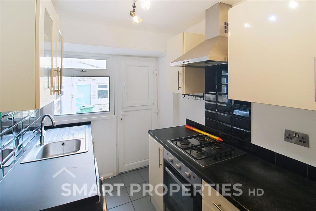 Property photo 3 of 7 Kitchen