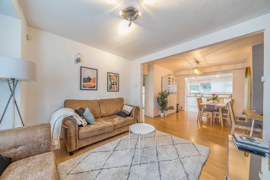 Property photo 2 of 21 Through Lounge