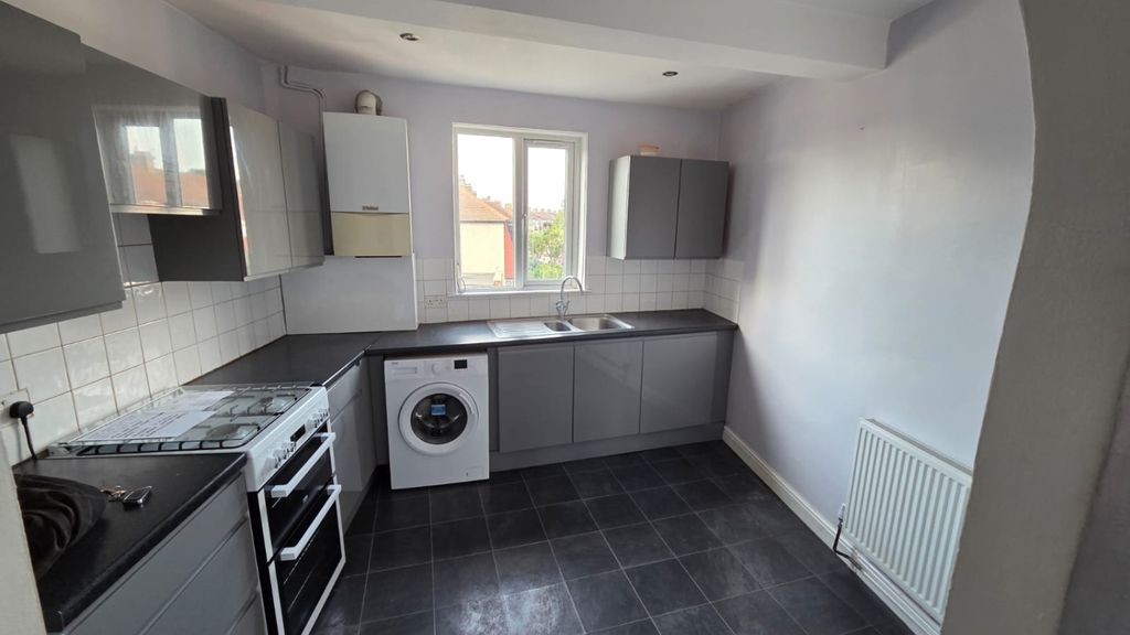 Property photo 3 of 10 Kitchen