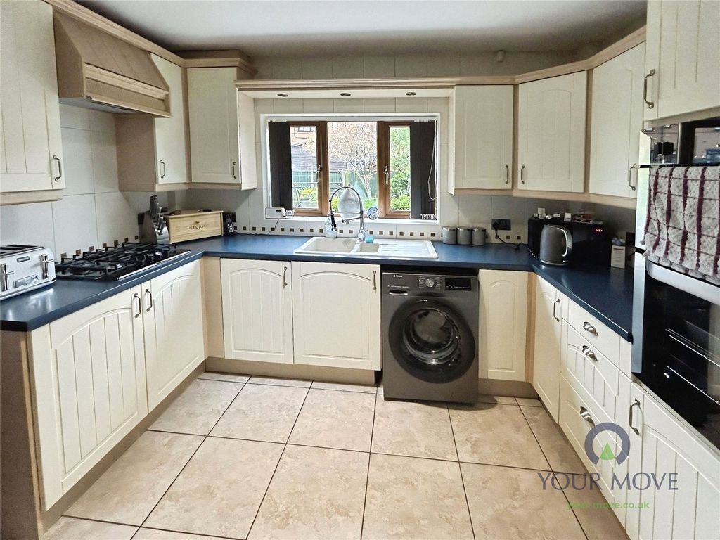 Property photo 3 of 18 Kitchen