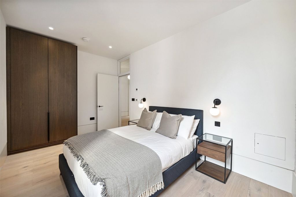 Property photo 2 of 10 Double Bedroom