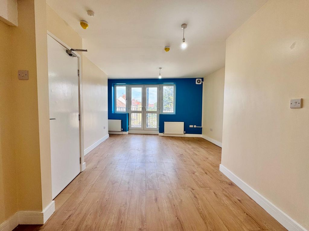 Property photo 1 of 19 High Road (13)