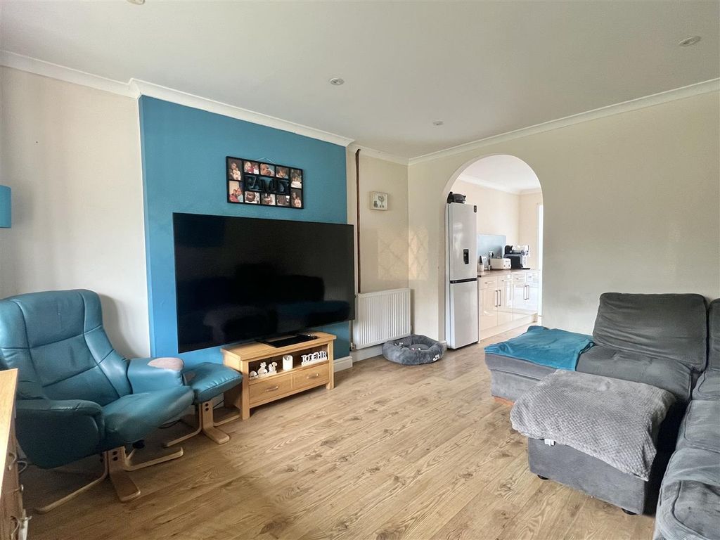 Property photo 2 of 18 Lounge: