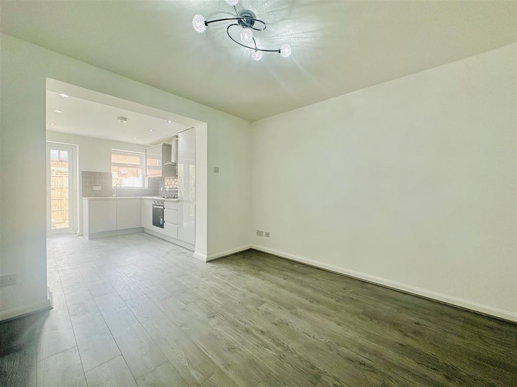 Property photo 3 of 13 Lounge
