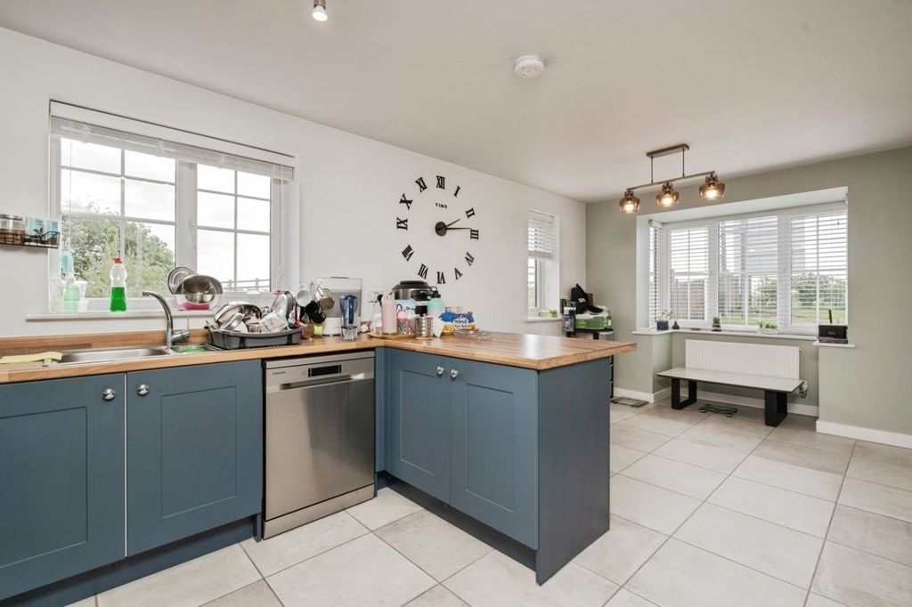Property photo 3 of 11 Kitchen Diner