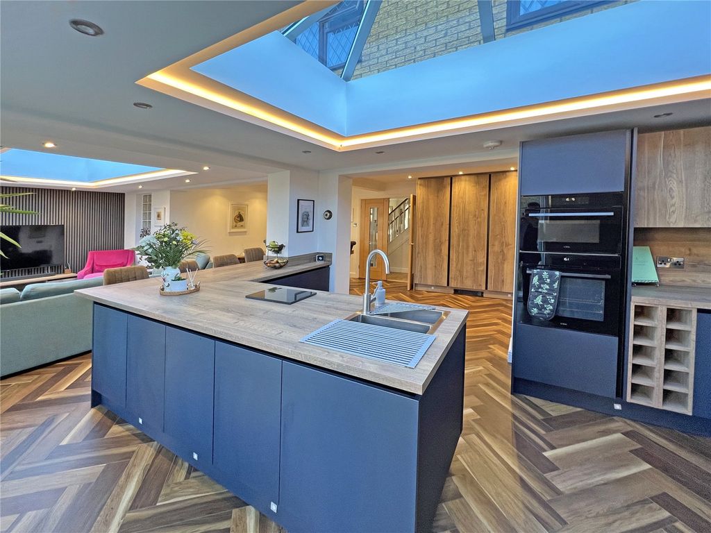 Property photo 2 of 32 Picture No. 31