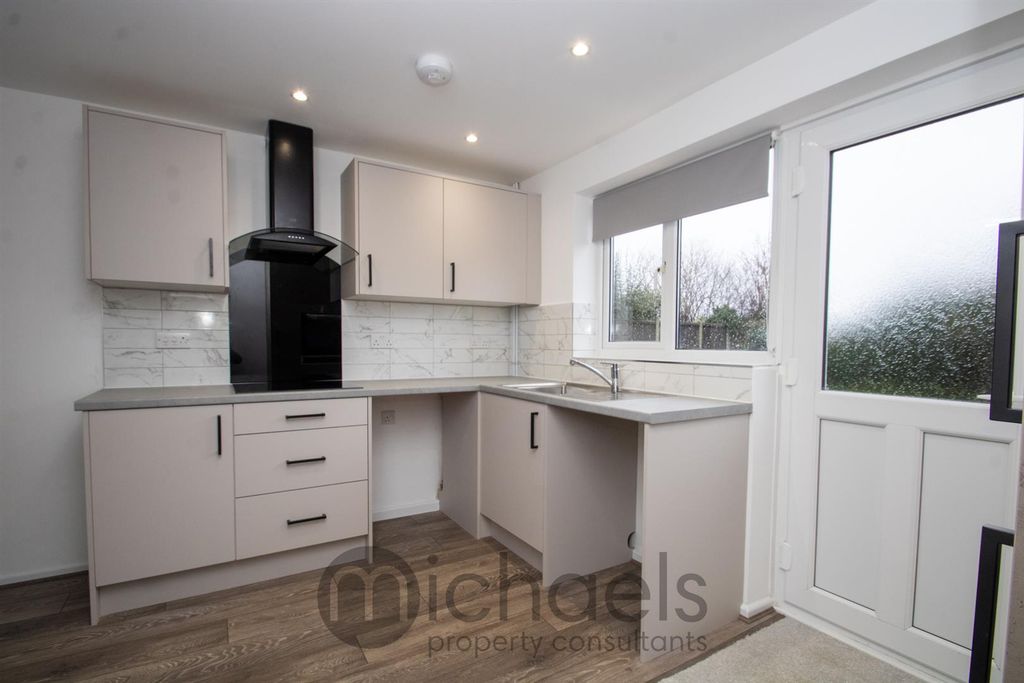 Property photo 3 of 10 Kitchen