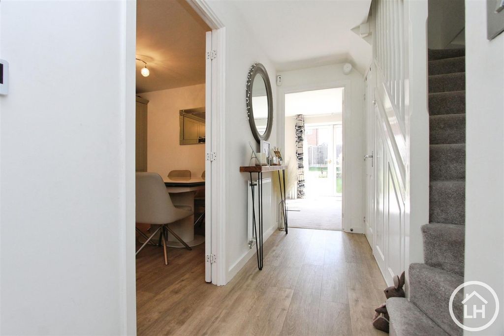 Property photo 2 of 16 Hallway