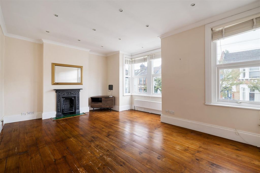 Property photo 2 of 13 Beverley Road E4