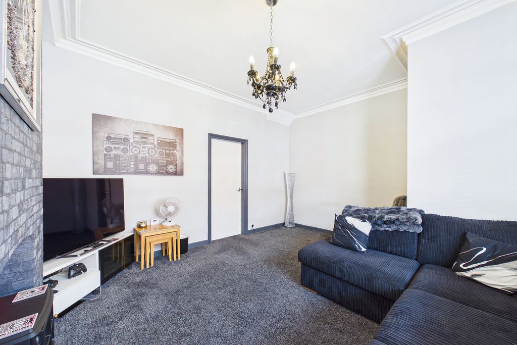 Property photo 3 of 10 Living Room