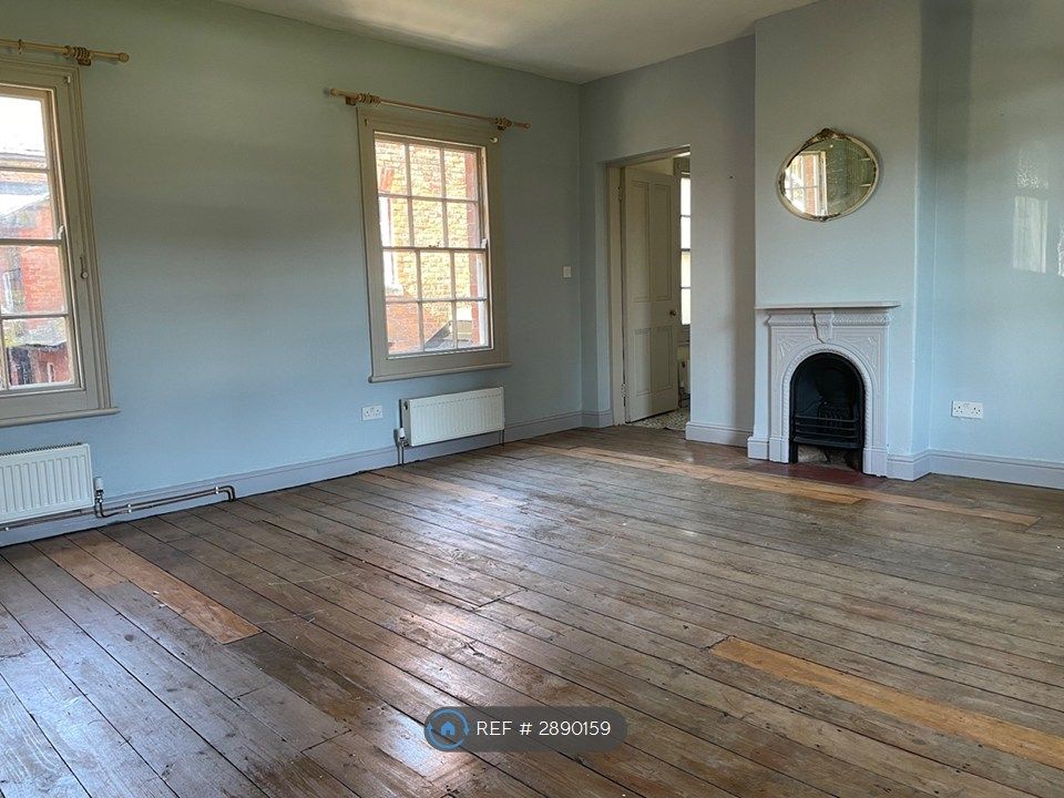 Property photo 2 of 17 Large Main Bedroom