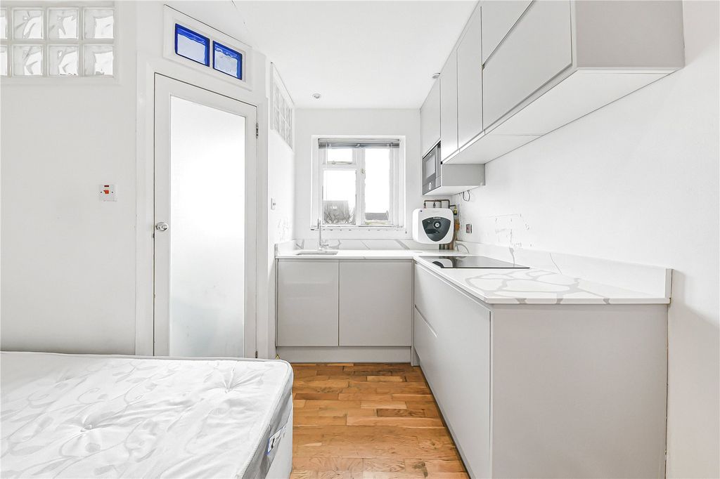 Property photo 3 of 6 Studio