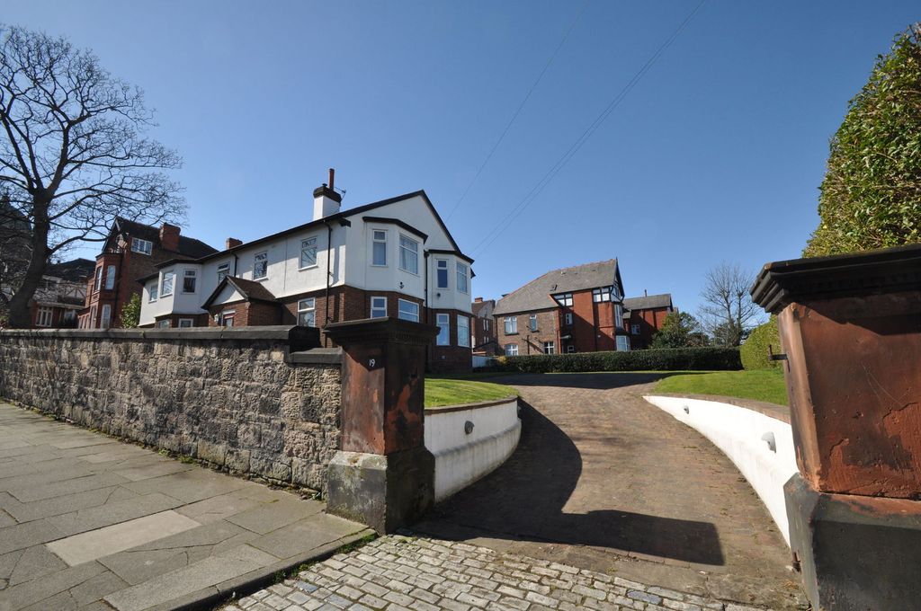 Property photo 1 of 32