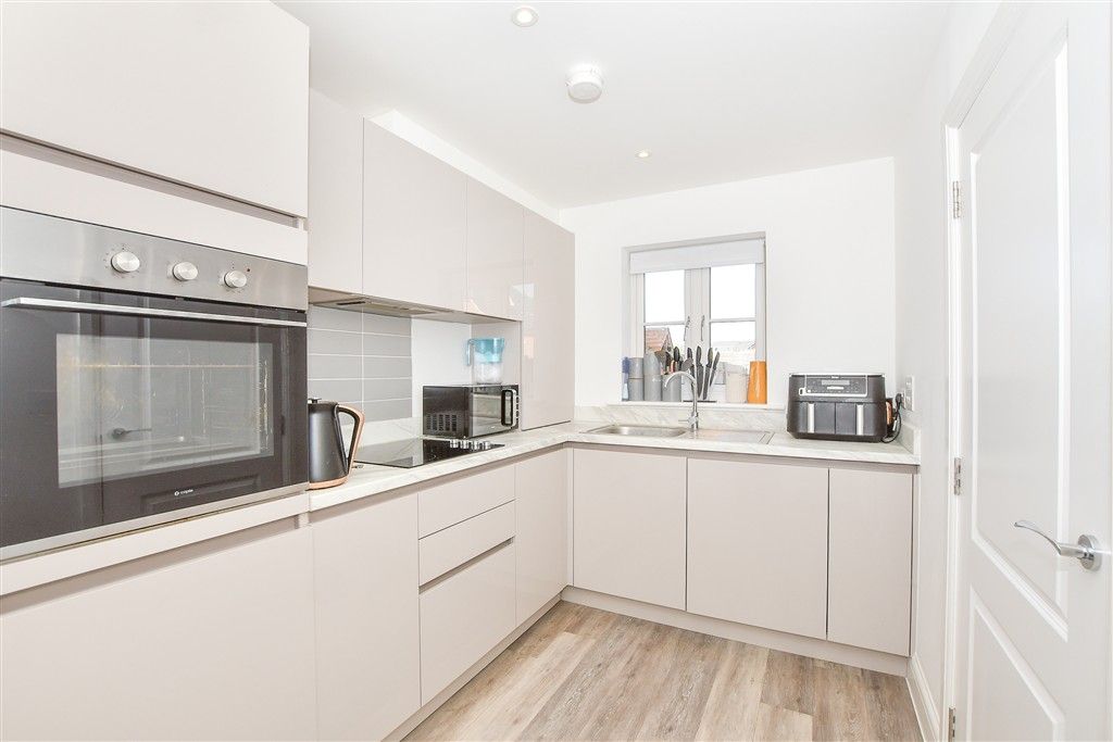 Property photo 3 of 11 Kitchen