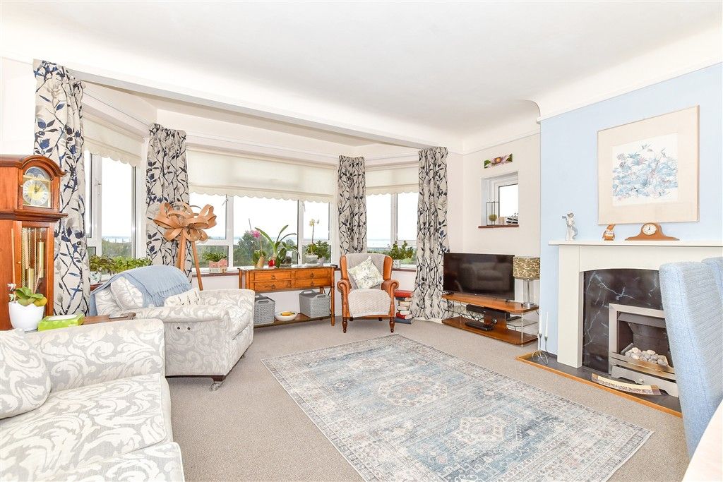 Property photo 1 of 8 Lounge