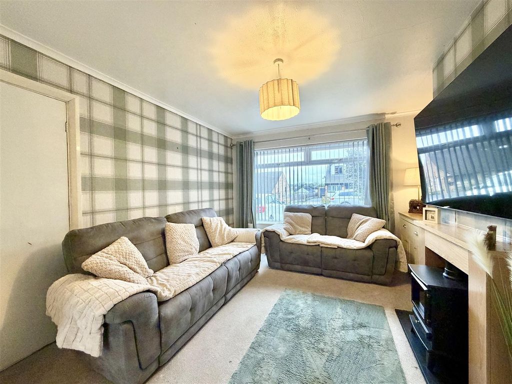 Property photo 3 of 14 Lounge