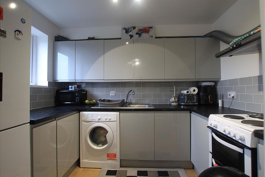 Property photo 2 of 7 Kitchen