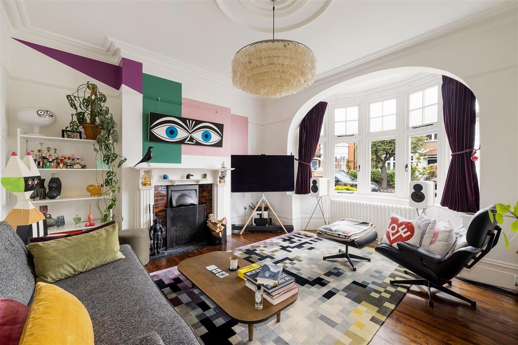Property photo 2 of 44 Hereford Road, E11