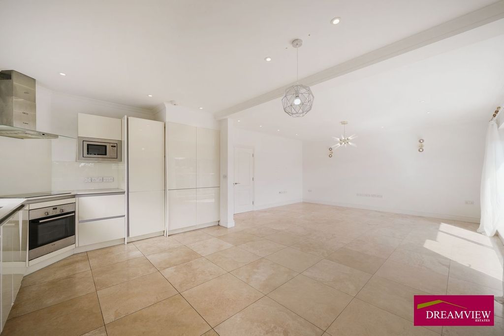 Property photo 3 of 11 Flat 2, 8 The Vale - Splilt1J1Yl6Cqjyimdd