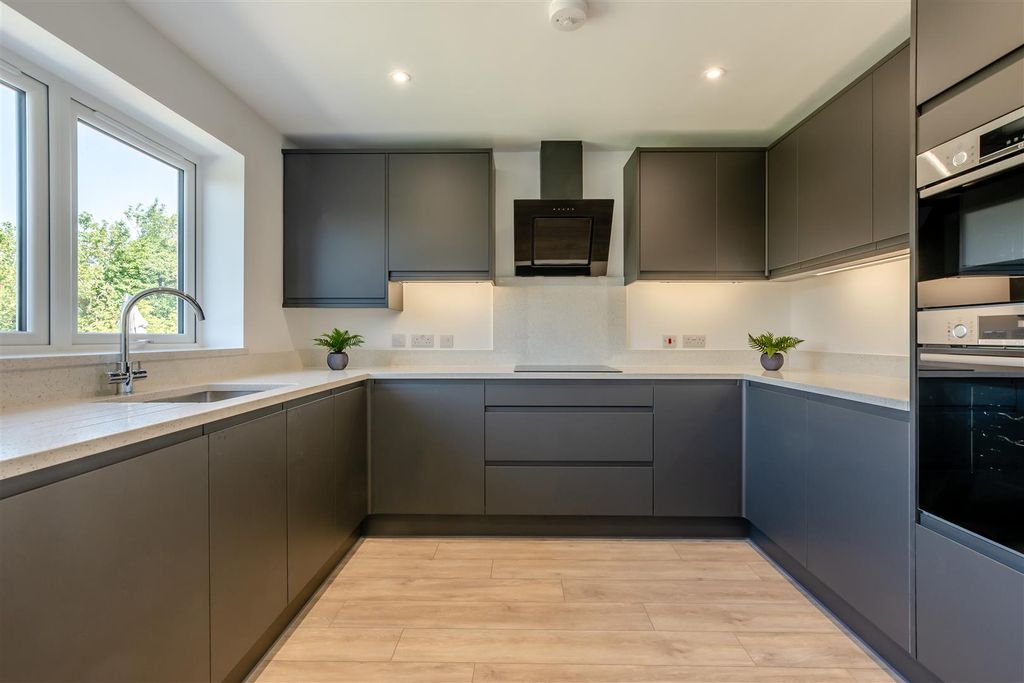 Property photo 2 of 18 8695392-Interior02.Jpg