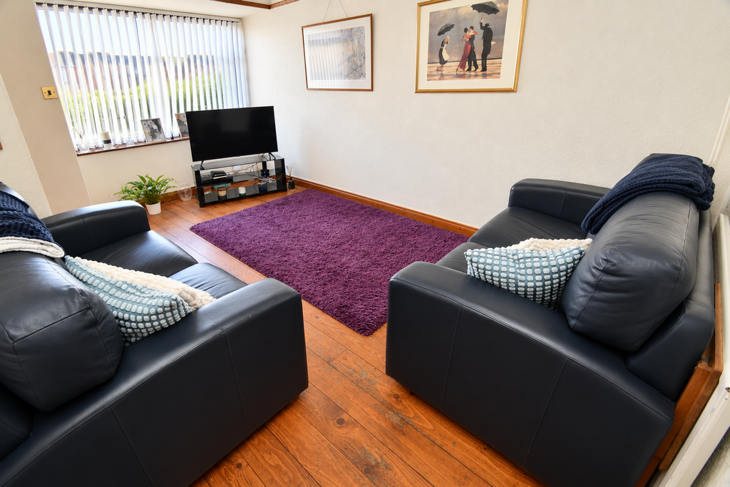 Property photo 2 of 9 Lounge