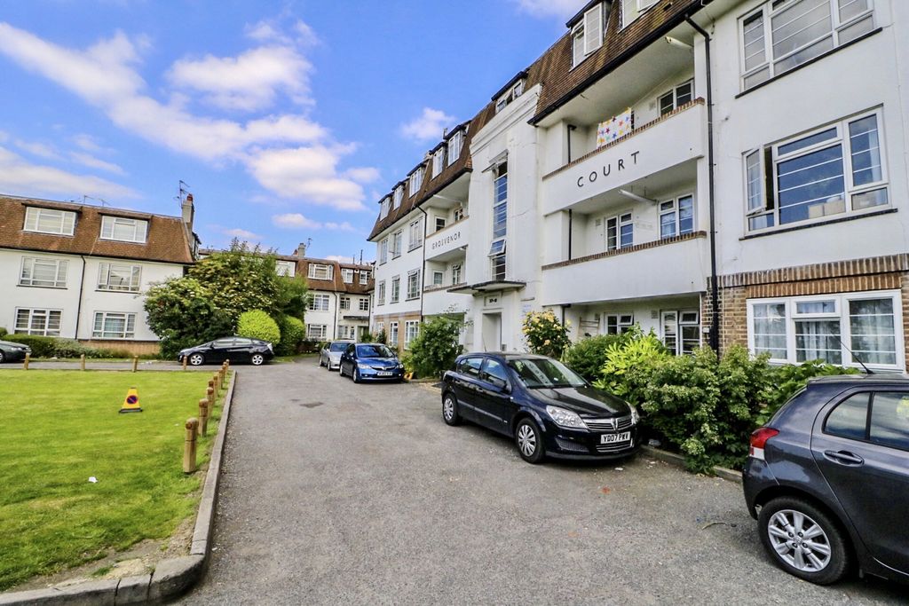 Property photo 1 of 8 Spacious 1 Bedroom Flat To Let In Morden