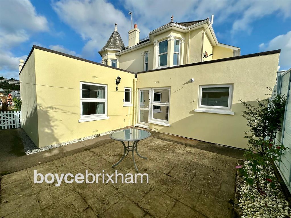 Property photo 1 of 19 Holwell Road