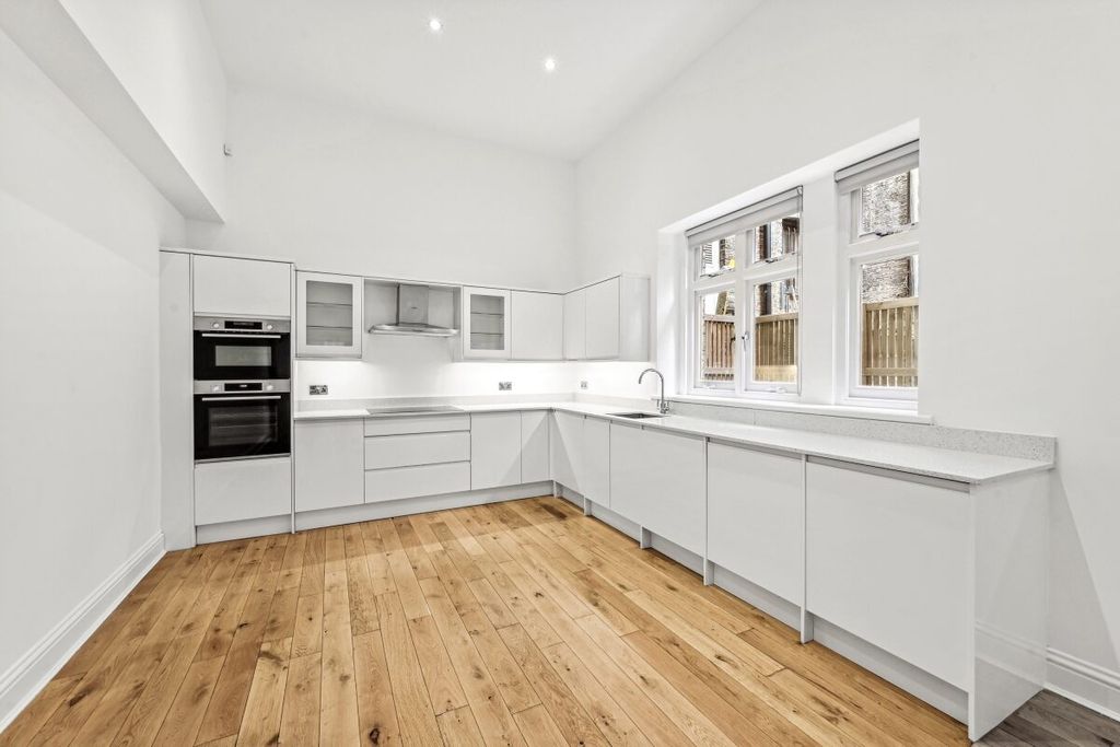 Property photo 2 of 11 Egerton Gardens (11)