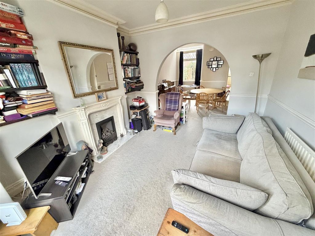 Property photo 3 of 25 Lounge 2