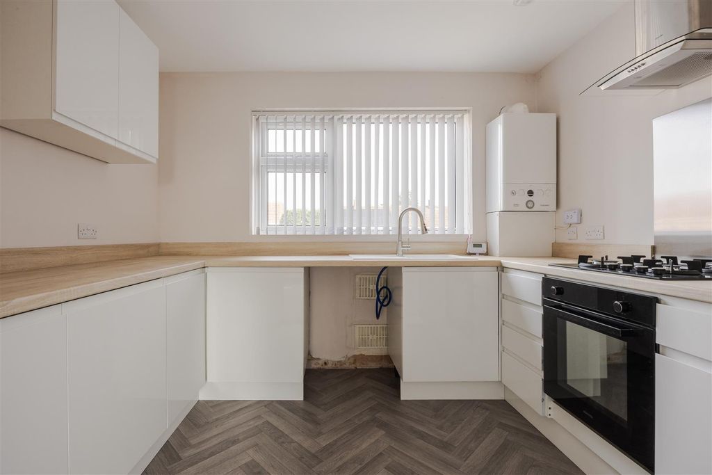 Property photo 2 of 8 Kitchen