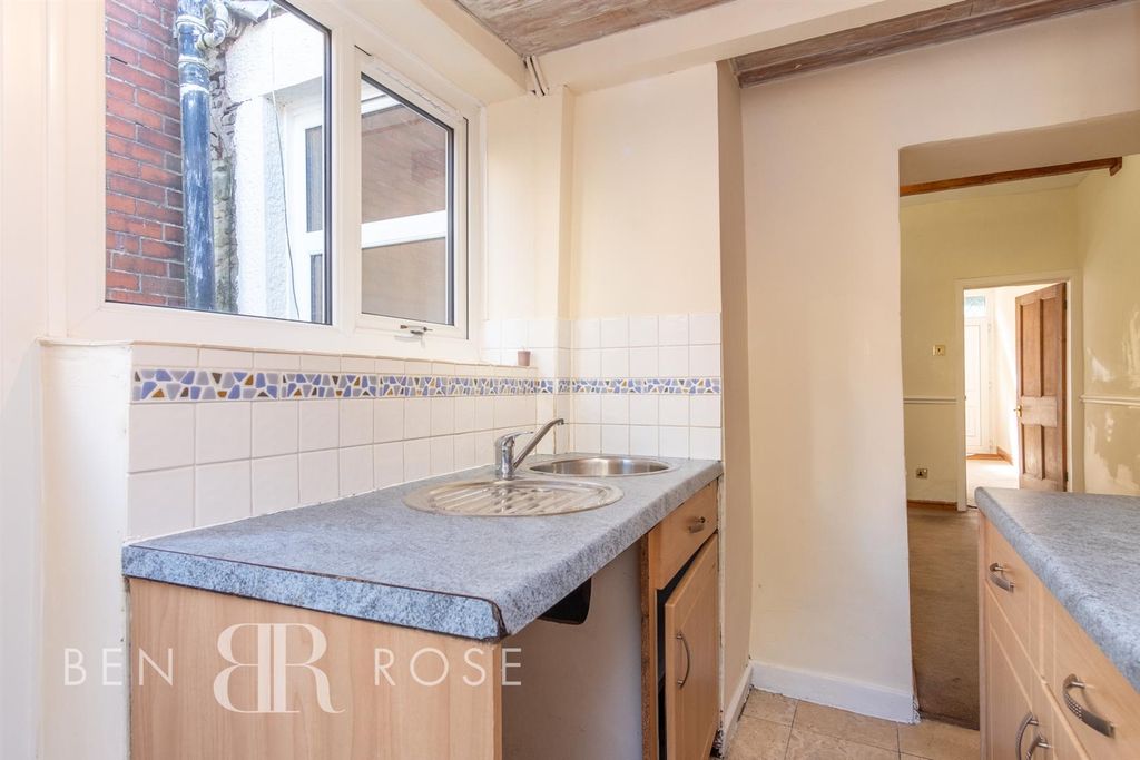 Property photo 3 of 21 Kitchen