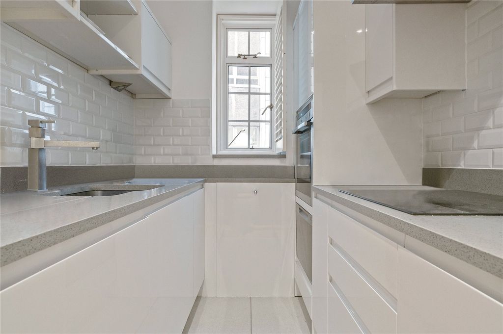 Property photo 3 of 8 Kitchen