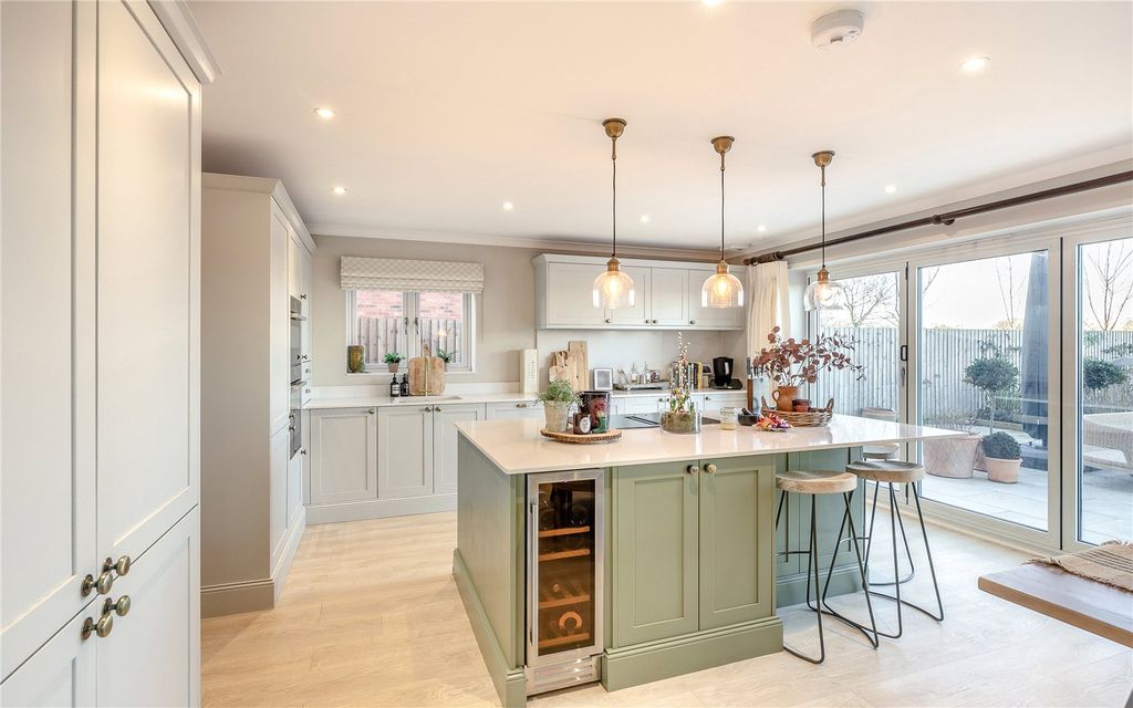 Property photo 3 of 20 Kitchen/ Dining Area