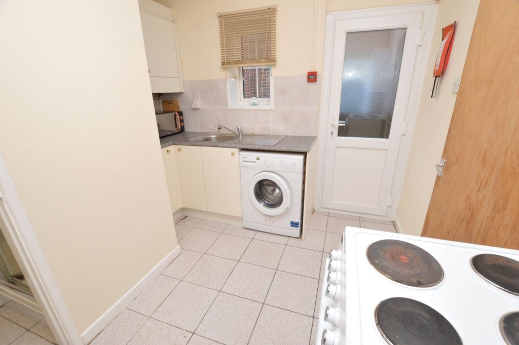 Property photo 2 of 14 Kitchen (Flat)