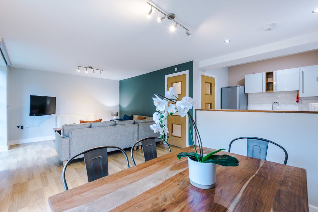 Property photo 2 of 31 Flat 5 Shiners Yard Living Room 3