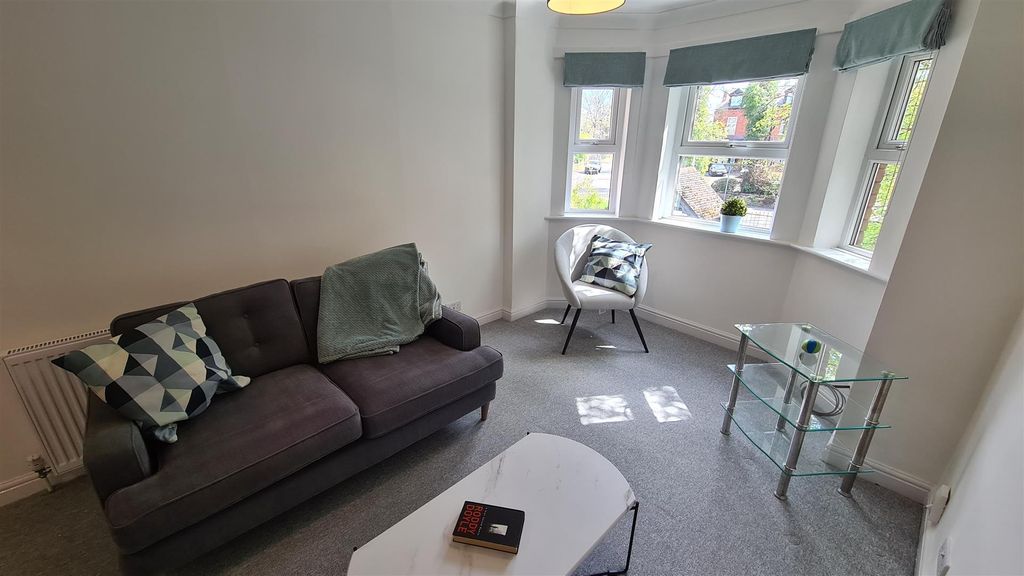 Property photo 3 of 12 Lounge