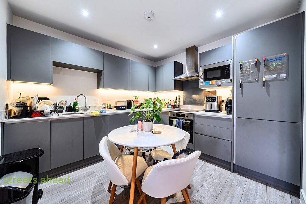 Property photo 2 of 9 813Baa8c-8B4A-450...