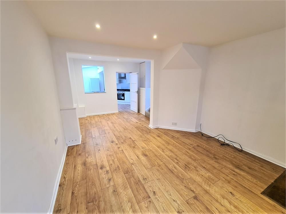 Property photo 1 of 6 Frontroom.Jpg