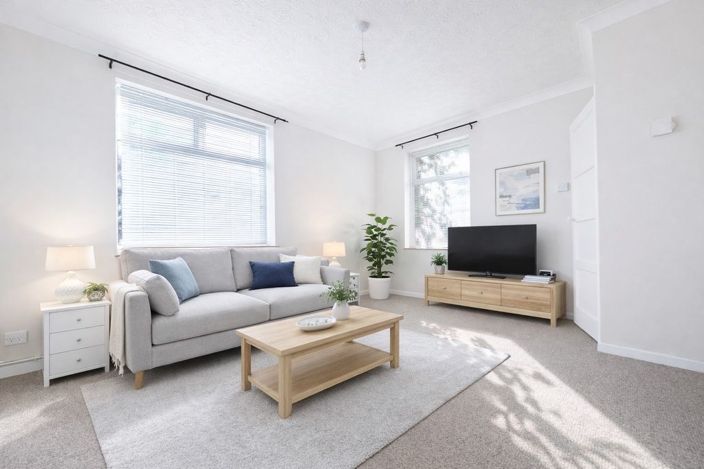 Property photo 3 of 8 Lounge