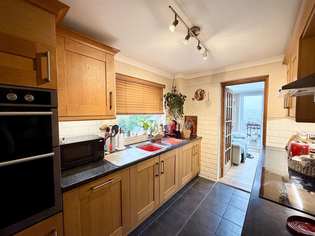 Property photo 3 of 16 Kitchen