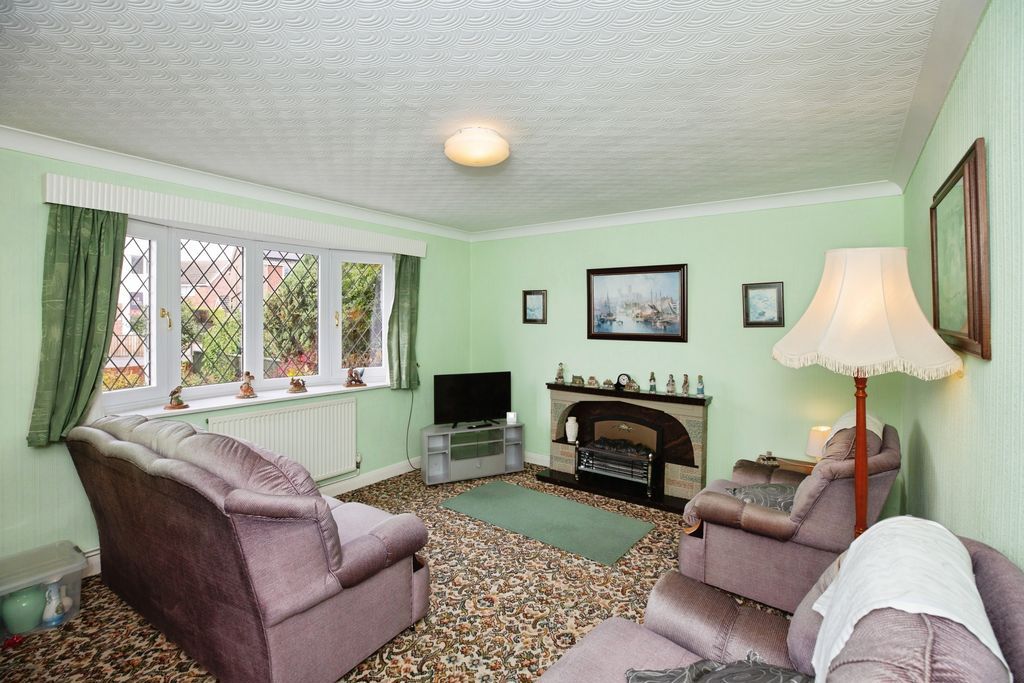 Property photo 2 of 11 Lounge
