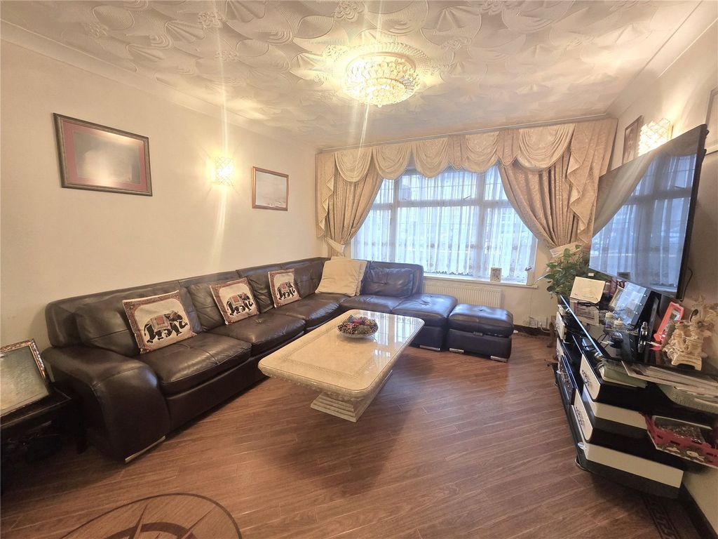 Property photo 2 of 16 Lounge