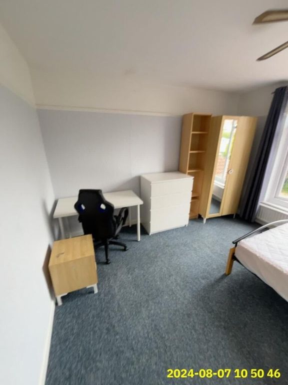 Property photo 3 of 6 A Bright Double Bedroom Featuring A Comfortable Be...