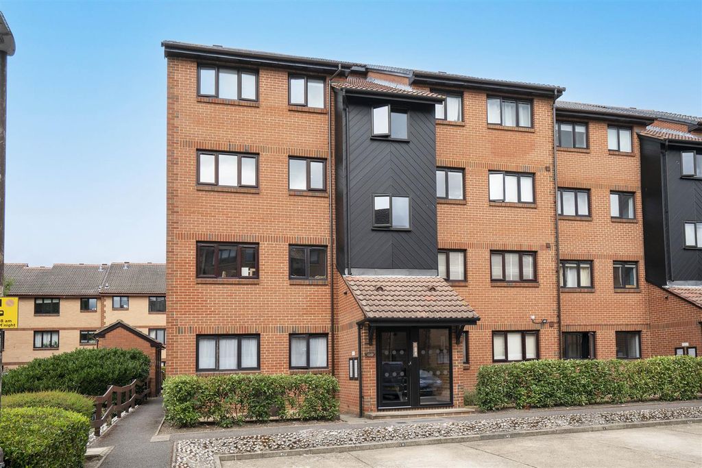 Property photo 1 of 9 Cross Road, Sw19 1Pl External