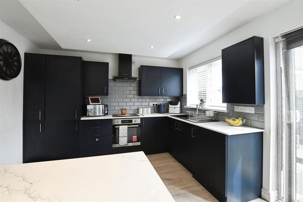 Property photo 3 of 21 Fitted Kitchen