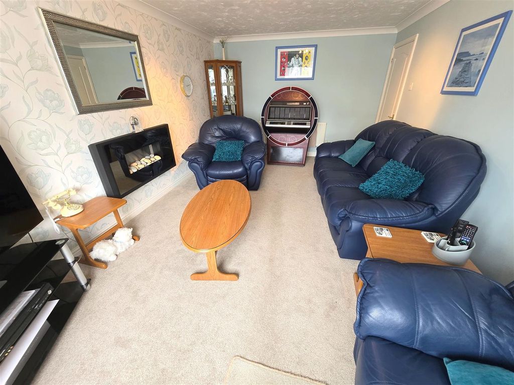 Property photo 2 of 18 Lounge