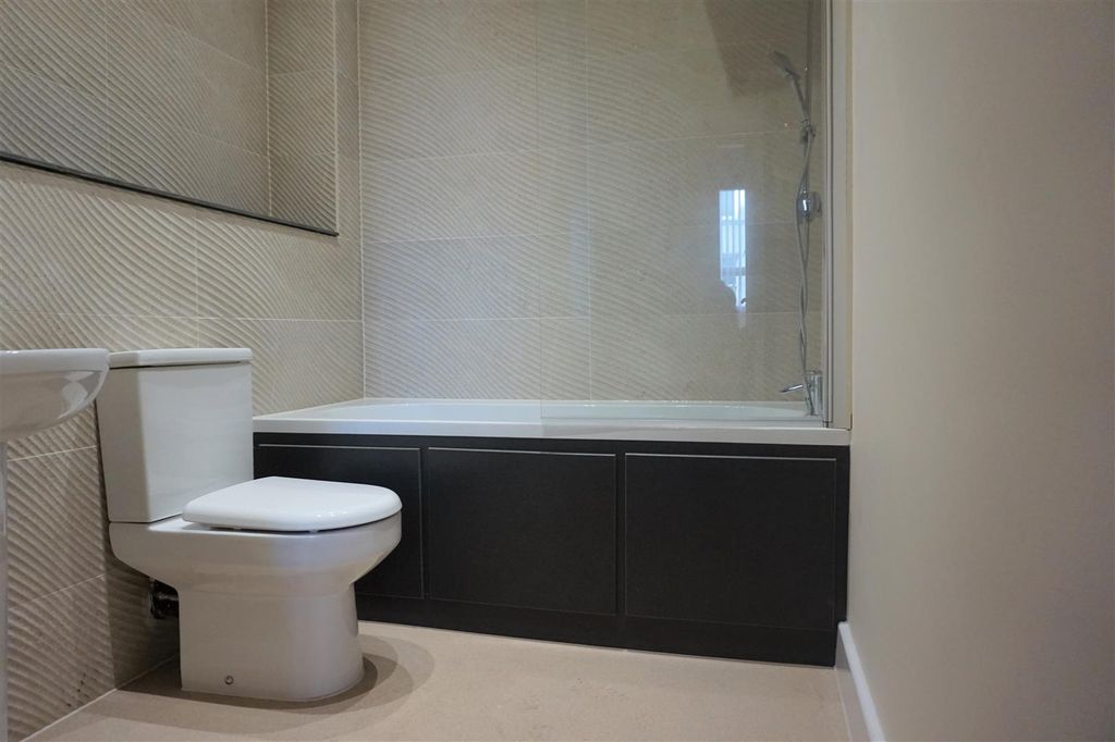 Property photo 2 of 9 Bathroom