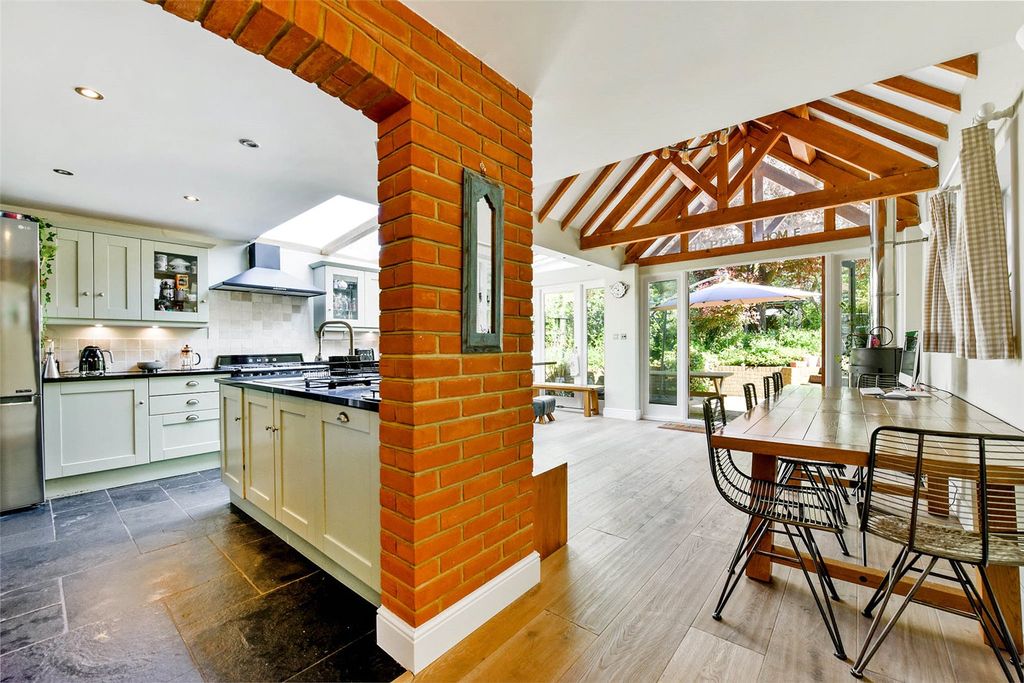 Property photo 1 of 17 Kitchen/Breakfast