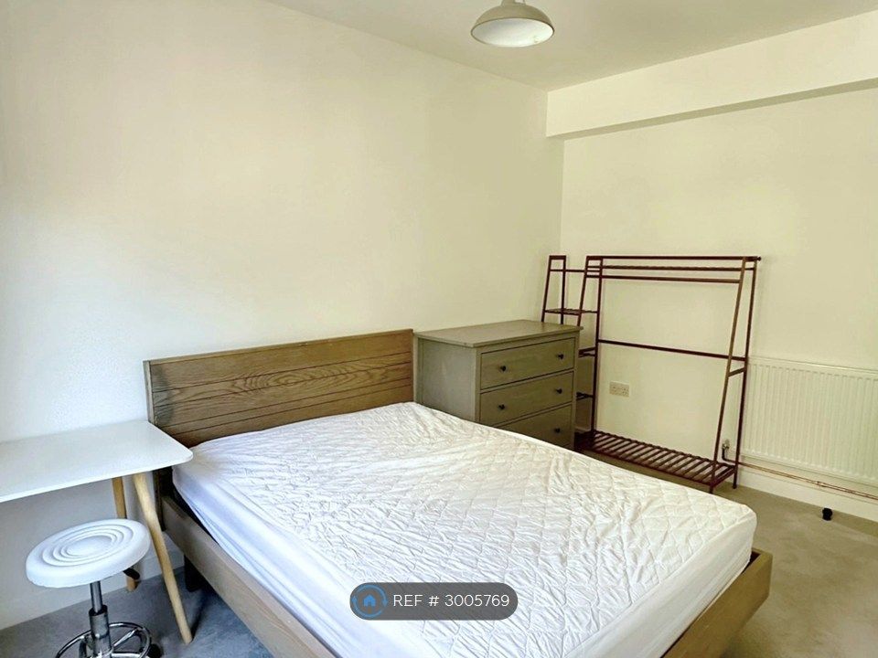 Property photo 3 of 14 Room 1 - En-Suite